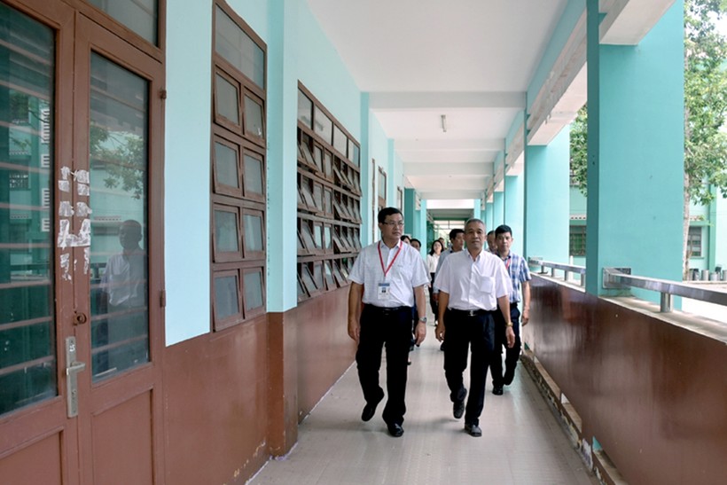Thứ trưởng Bộ GD&ĐT Nguyễn Văn Phúc (hàng đầu, bên trái) cùng đoàn công tác kiểm tra công tác chuẩn bị thi THPT quốc gia 2019 tại Trường THPT Phước Vĩnh, huyện Phú Giáo, Bình Dương. Ảnh: Như Ý