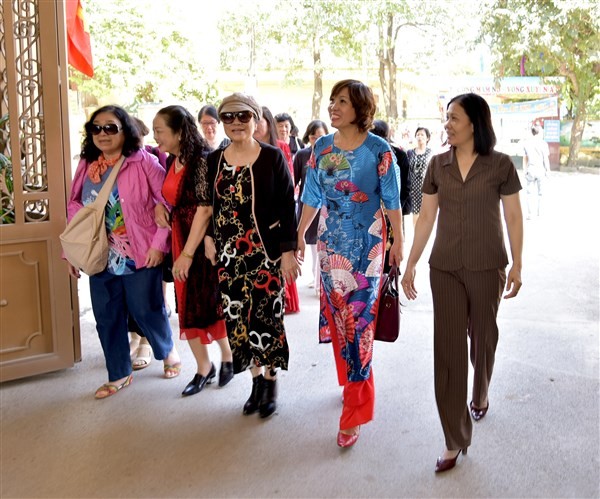 Đoàn nữ nhà văn đi thực tế cơ sở của doanh nhân Lê Thị Bích Ngọc. Ảnh: Hoàng Nam Sơn