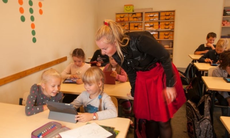 Trẻ em sử dụng iPad tại một trường học ở Tallinn. 