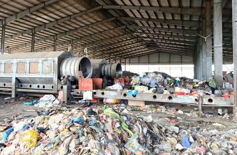 Rác bao vây nhà máy xử lý rác thải tỉnh Trà Vinh.