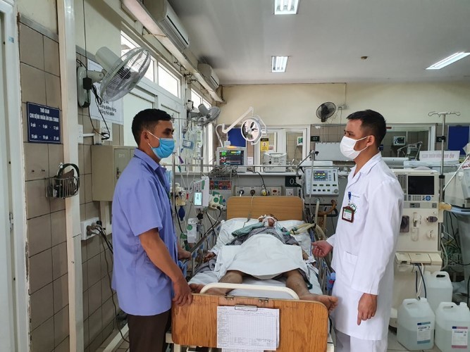 TS.BS Nguyễn Trung Nguyên thăm khám cho bệnh nhân ngộ độc methanol. Ảnh: BVCC.