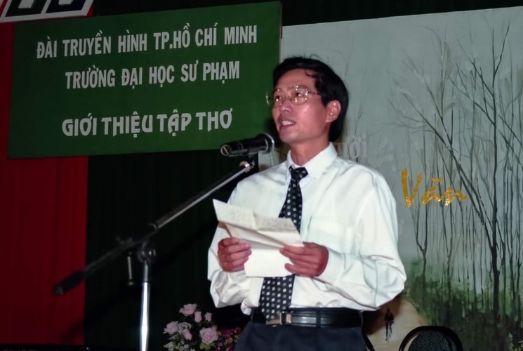 PGS.TS khoa học Bùi Mạnh Nhị, nguyên Hiệu trưởng Trường ĐHSP TPHCM trong đêm thơ Người khoa Văn 7/2007.