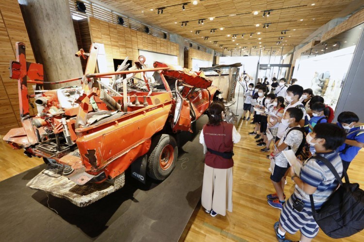 Học sinh đến từ tỉnh Iwate tham quan tại Bảo tàng Tưởng niệm Sóng thần Iwate ở Rikuzentakata.
