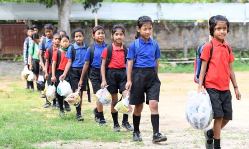 Học sinh Trường Akshar, bang Assam mang rác thải nhựa đến trường nộp thay học phí.