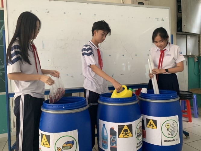 Học sinh Trường THCS Nguyễn Du, Quận 1, TPHCM tham gia thu gom chất thải nguy hại tại gia đình đem nộp tại trường. Ảnh: NTCC