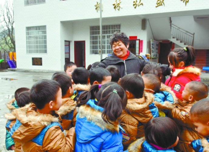 Cô Zhou Xiufang đã xây dựng 30 ngôi trường trong 5 năm qua.