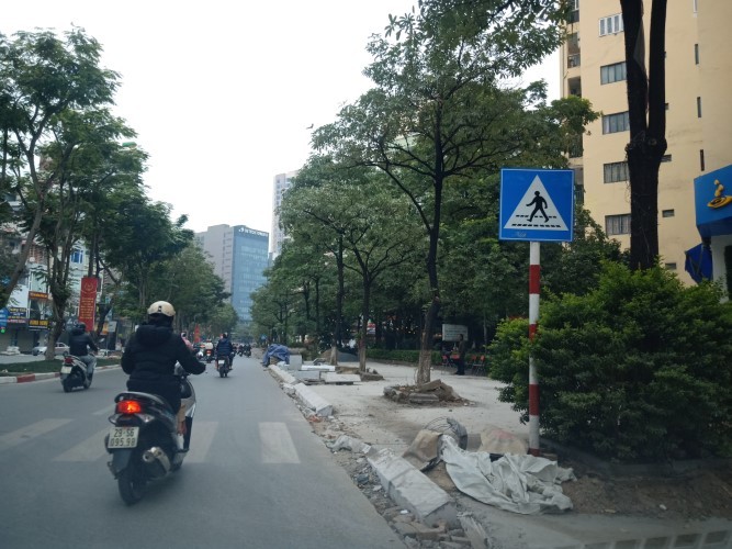 Đơn vị thi công lát đá vỉa hè trên tuyến phố Trần Đăng Ninh (Cầu Giấy).
