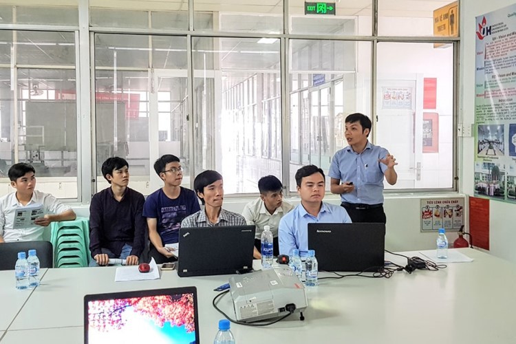 TS Nguyễn Ngọc Sơn trình bày tại hội thảo khoa học của Trường ĐH Công nghiệp TPHCM. Ảnh: NVCC