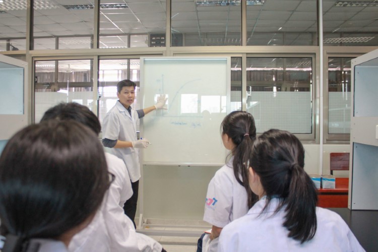 TS Nguyễn Hoàng Chinh trong giờ lên lớp.	Ảnh: NVCC