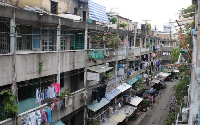 Một chung cư cũ xuống cấp trên đường Nguyễn Thiện Thuật, Quận 3, TPHCM.