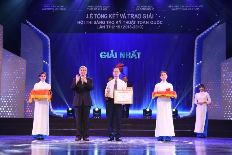 TS Nguyễn Viết Huy nhận giải Nhất Hội thi Sáng tạo kỹ thuật toàn quốc lần thứ 15.