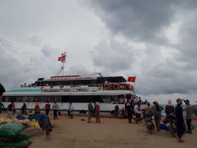 Hiện, khách du lịch đến Lý Sơn chỉ đi theo tuyến vận tải thủy duy nhất từ cảng Sa Kỳ (huyện Bình Sơn, Quảng Ngãi). 