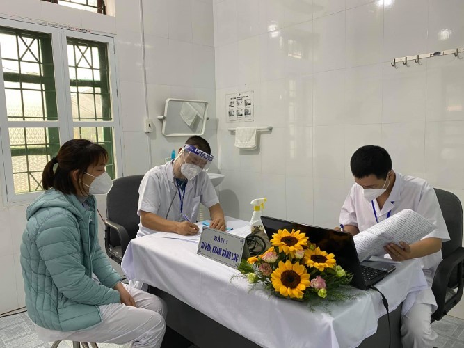 Triển khai tiêm chủng tại Trung tâm Y tế huyện Kim Thành (Hải Dương). Ảnh: Bộ Y tế cung cấp.