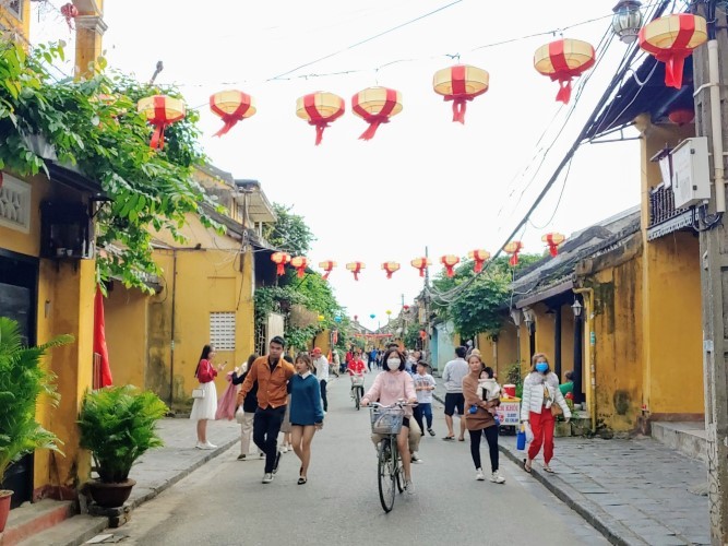 Du khách tham quan ở phố cổ Hội An (tỉnh Quảng Nam). 