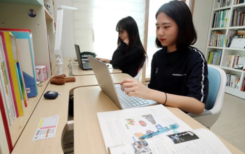  Học sinh Hàn Quốc học trực tuyến.