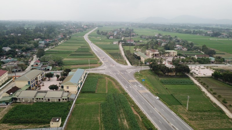 Tuyến đường Xuân Hội (Nghi Xuân) - Thịnh Lộc (Lộc Hà) với chiều dài khoảng 32km.