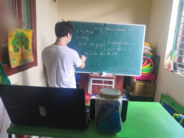 Thầy Nguyễn Hữu Sơn dạy trực tuyến cho học sinh.