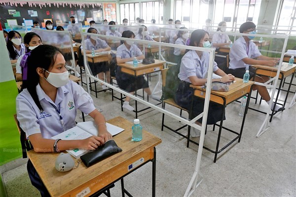 Trường Thái Lan dựng vách ngăn trong phòng học.