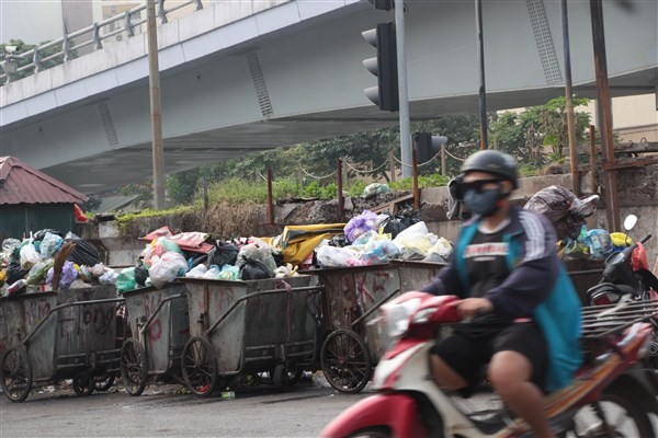 Trước đó, nhiều khu phố của Hà Nội người dân phải sống chung với rác thải sinh hoạt vì công nhân môi trường “đình công”, không thu gom…