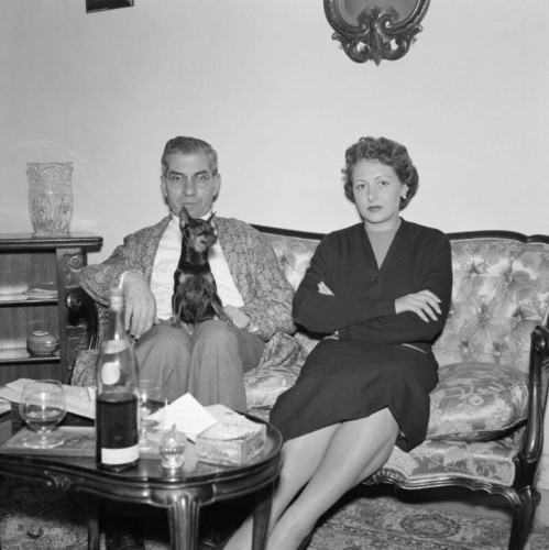 Ông trùm và cô vợ trẻ Igea Lissoni trong ngôi nhà ở Naples vào năm 1948.