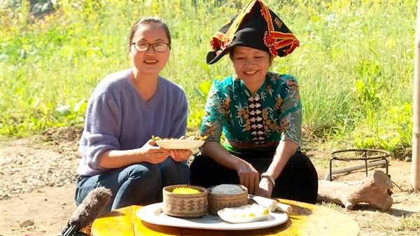 Bà Lò Thị Khon (bên phải) - bản Phiêng Lơi, xã Thanh Minh, TP Điện Biên Phủ hướng dẫn chế biến món cá bống suối gói lá chuối nướng.	 Ảnh: Tuấn Văn.
