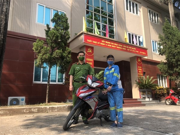 Hình ảnh nữ lao công được Công an quận Nam Từ Liêm tặng xe máy.