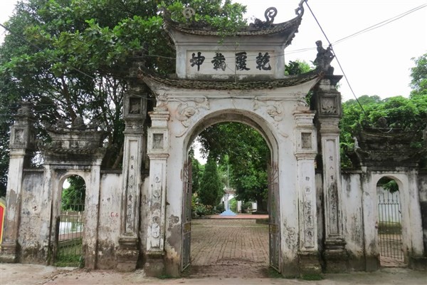 Chùa Trà Phương nằm trên đất thôn Trà Phương – quê hương Hoàng Thái hậu Vũ Thị Ngọc Toàn.