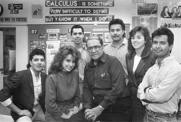Thầy Escalante (giữa) chụp ảnh cùng học sinh khoá đầu tiên tại Trường Garfield.