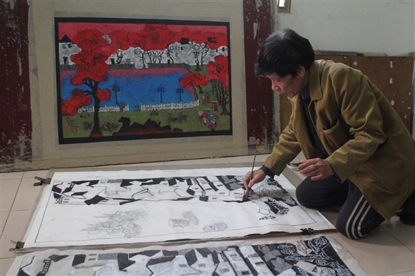 Dù tuổi cao, họa sĩ Trần Nguyên Đán vẫn bền bỉ với tranh khắc.