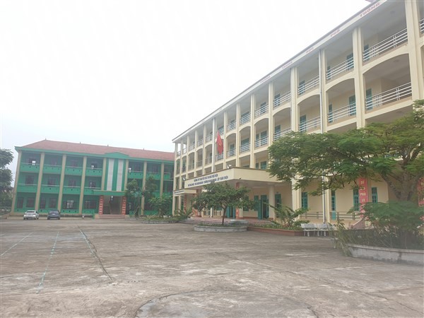 Khuôn viên khang trang, rộng rãi của Trường THPT Nguyễn Trãi.