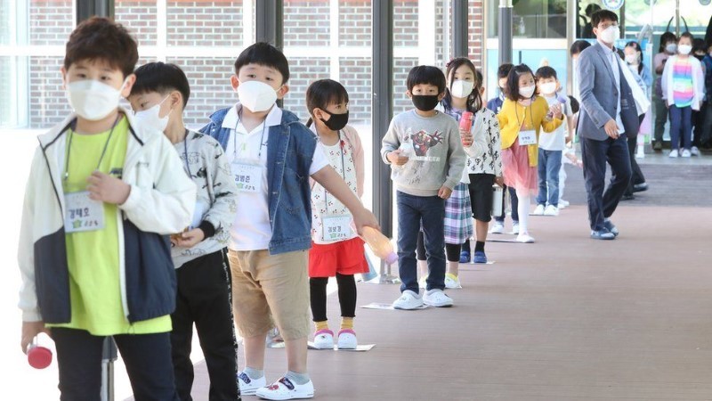 Học sinh tiểu học Hàn Quốc trở lại trường.