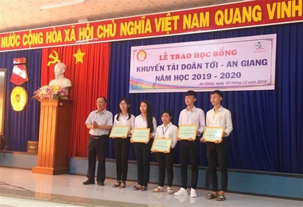 Sinh viên nghèo tỉnh An Giang nhận học bổng khuyến tài Doãn Tới.