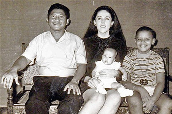 Bà Dunham và người chồng thứ hai, cùng hai con khi còn ở Indonesia.