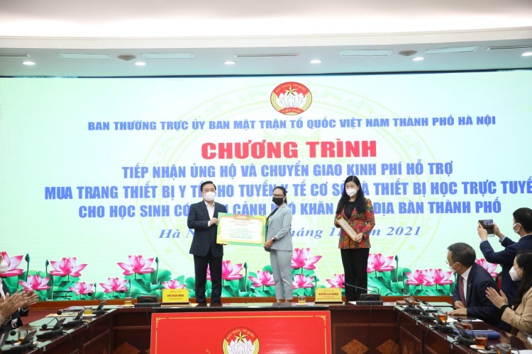 Phó Chủ tịch UBND TP Hà Nội Chử Xuân Dũng tiếp nhận hỗ trợ thiết bị học tập cho học sinh khó khăn.