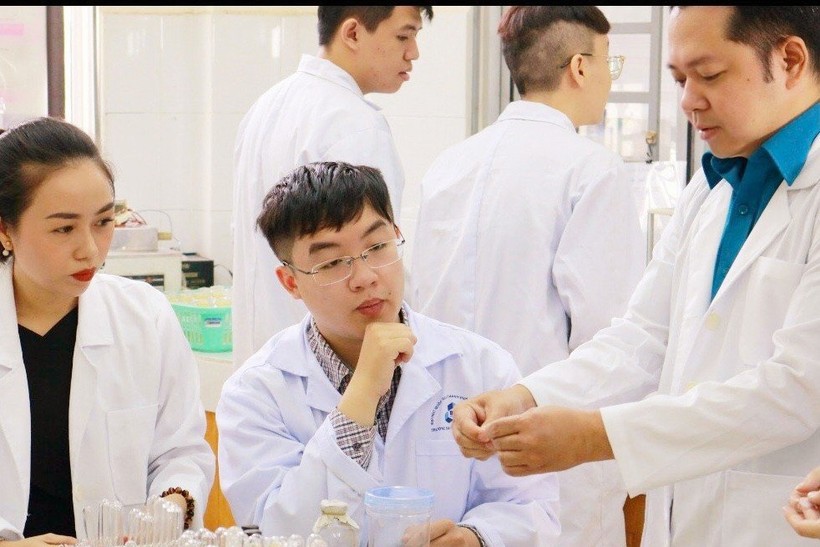 PGS.TS Nguyễn Đình Quân (bên phải) làm việc cùng nhóm nghiên cứu của mình.