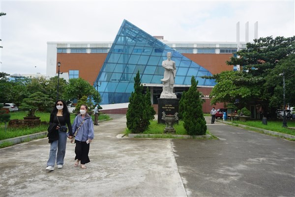 Du khách địa phương tham quan Bảo tàng Đà Nẵng. 