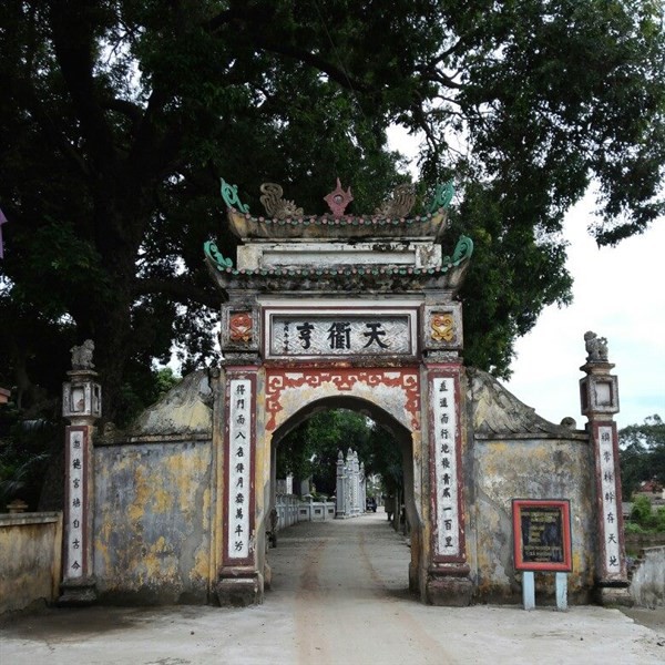  Cổng vào làng Nguyệt Áng.