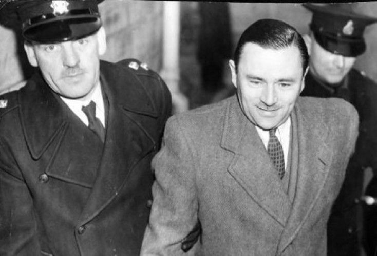 John Haigh (phải) bị bắt vì sát hại bà Olive.