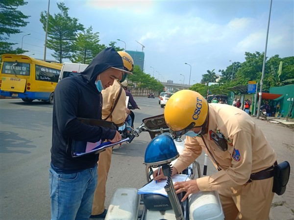 Lực lượng CSGT Đội 6 (Phòng CSGT Công an TP Hà Nội) ra quân xử lý vi phạm pháp luật giao thông.