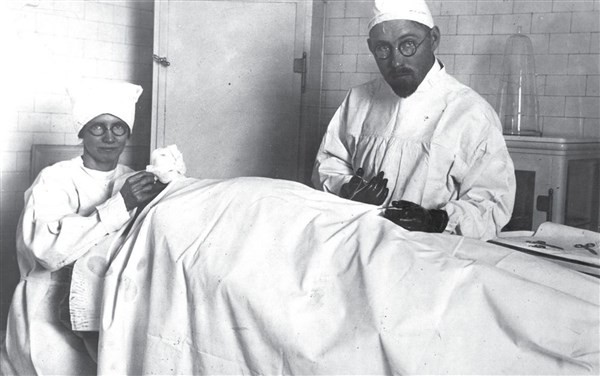 John Brinkley và vợ trong phòng phẫu thuật.
