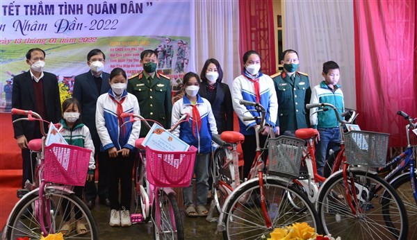 Chương trình trao quà cho học sinh nghèo vượt khó tại tỉnh Phú Thọ.
