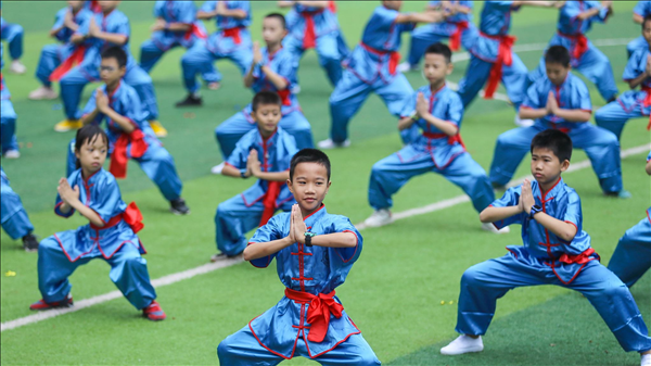 Học sinh Trung Quốc rèn luyện võ thuật.