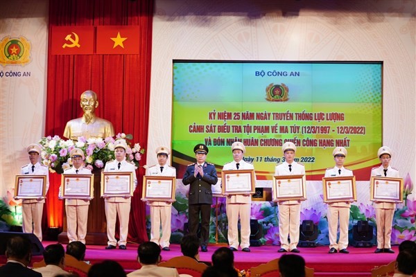 Đại úy Lê Xuân Nam (thứ 2 từ phải sang) vinh dự đón nhận Huân chương Chiến công hạng Ba.
