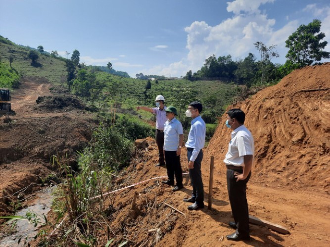 Địa phương khảo sát khu vực đất nông nghiệp được ông Thiệp tự nguyện hiến để làm tuyến đường A Sáp đi Nguyễn Văn Hoạch.