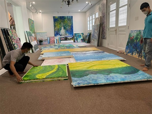 Xèo Chu chọn 40 tác phẩm trong số gần 300 bức tranh vẽ trong 10 năm để dự triển lãm tại London.