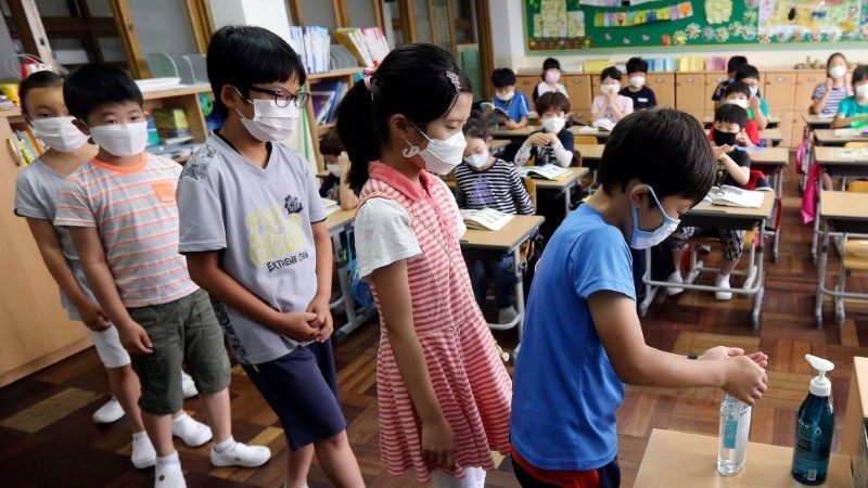 Học sinh Hàn Quốc sát khuẩn tay trước giờ học.