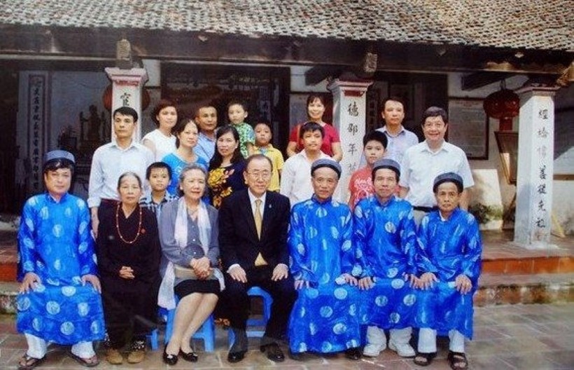 Ông Ban Ki-moon và phu nhân chụp ảnh chung cùng dòng họ Phan Huy tại nhà thờ họ tại xã Sài Sơn năm 2015. Ảnh: Zing.vn.