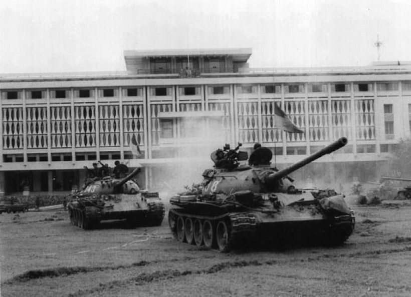 Xe tăng của Lữ đoàn 203 chiếm Dinh Độc Lập sáng 30/4/1975.