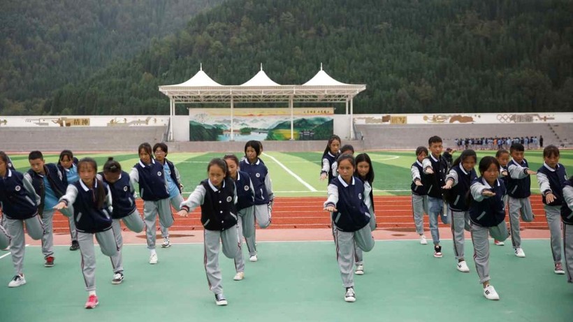 Tiết học Thể dục tại một trường phổ thông tỉnh Tứ Xuyên, Trung Quốc.