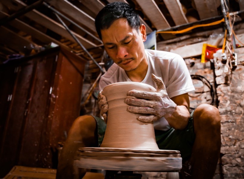 Nghệ nhân "khiếm thính" duy trì vốn cổ gốm Bát Tràng 